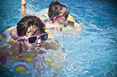 two_girls_swimming